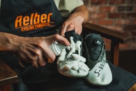 Limpiador de zapatos deportivos en Costa Rica ciclo atún